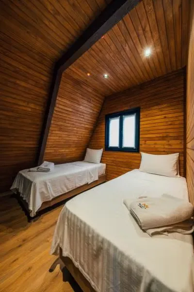 Deluxe Bungalow 2+1, Göl Manzaralı, Özel Havuzlu ve Jakuzili