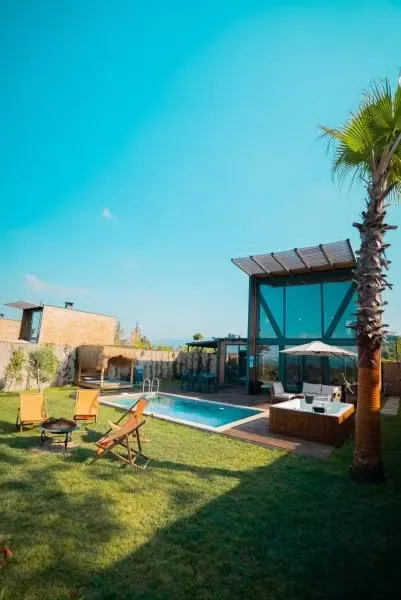 Bungalow 2+1 Oda, Göl Manzaralı, Isıtmalı Özel Havuzlu